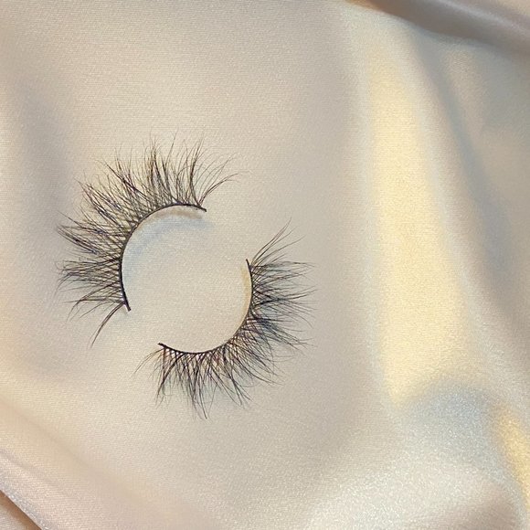 MALIBU strip eyelash extension - Picture 3 of 3